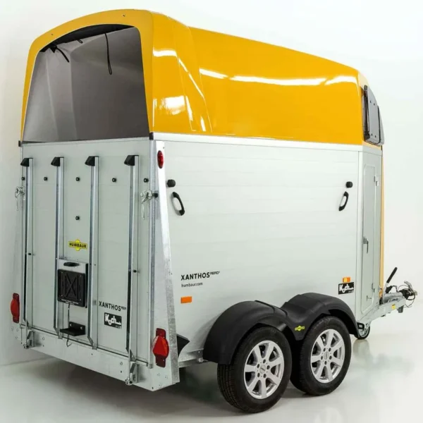 Humbaur Pferdeanhänger XANTHOS AERO 2400|gelb|Sattelkammer|Alufelgen