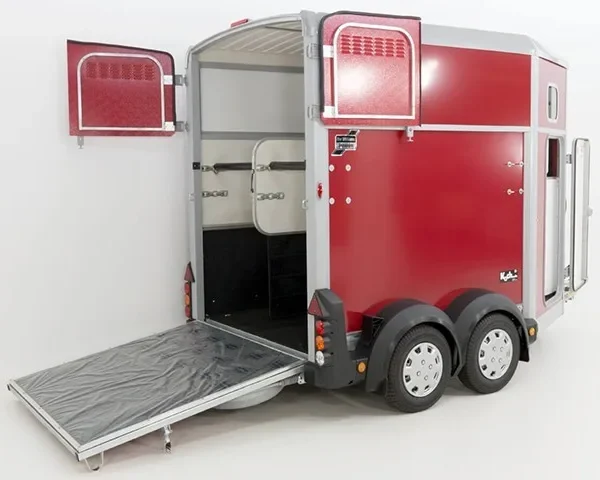 Ifor Williams Pferdeanhänger HB506|Sattelkammer|rot